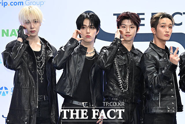 <더팩트>가 주최하고 팬앤스타와 UCW가 주관하는 ‘2026 더팩트 뮤직 어워즈(2026 THE FACT MUSIC AWARDS, TMA)’가 19일 오후 부산 연제구 부산아시아드주경기장에서 열린 가운데 그룹 싸이커스(xikers)의 헌터와 진식, 현우, 수민, 민재, 유준, 준민, 예찬, 정훈, 세은(왼쪽부터)이 블루카펫을 밟고 있다. /부산아시아드주경기장=김성렬 기자