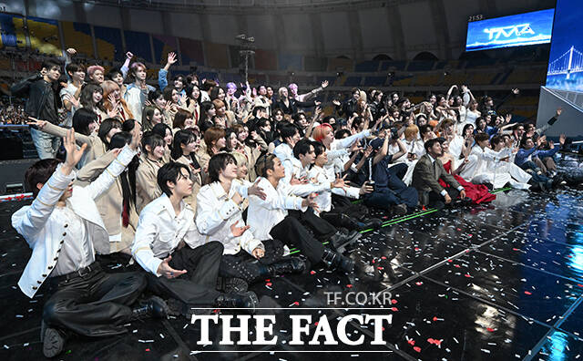 <더팩트>가 주최하고 팬앤스타와 UCW가 주관하는 ‘2026 더팩트 뮤직 어워즈(2026 THE FACT MUSIC AWARDS, TMA)’가 19일 오후 부산 연제구 부산아시아드주경기장에서 열린 가운데 출연진이 기념촬영을 하고 있다. /부산아시아드주경기장=박헌우 기자