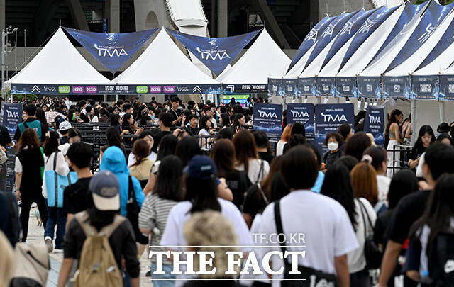 <더팩트>가 주최하고 팬앤스타와 UCW가 주관하는 ‘2026 더팩트 뮤직 어워즈(2026 THE FACT MUSIC AWARDS, TMA)’가 19일 오후 부산 연제구 부산아시아드주경기장에서 열린 가운데 경기장 일대가 인파로 북적이고 있다. /부산아시아드주경기장=박상민 기자
