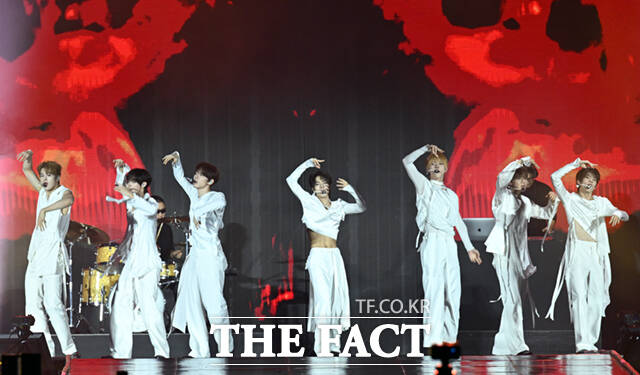 <더팩트>가 주최하고 팬앤스타와 UCW가 주관하는 ‘2026 더팩트 뮤직 어워즈(2026 THE FACT MUSIC AWARDS, TMA)’가 19일 오후 부산 연제구 부산아시아드주경기장에서 열린 가운데 그룹 클로즈 유어 아이즈(CLOSE YOUR EYES)가 화려한 무대를 펼치고 있다. /부산아시아드주경기장=이새롬 기자