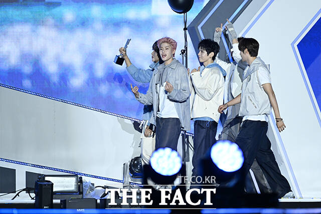 <더팩트>가 주최하고 팬앤스타와 UCW가 주관하는 ‘2026 더팩트 뮤직 어워즈(2026 THE FACT MUSIC AWARDS, TMA)’가 19일 오후 부산 연제구 부산아시아드주경기장에서 열린 가운데 그룹 라이즈의 쇼타로, 원빈, 앤톤, 소희, 은석, 성찬(왼쪽부터)이 '뮤즈 오브 더 이어'를 수상한 뒤 소감을 밝히고 있다. /부산아시아드주경기장=박헌우 기자