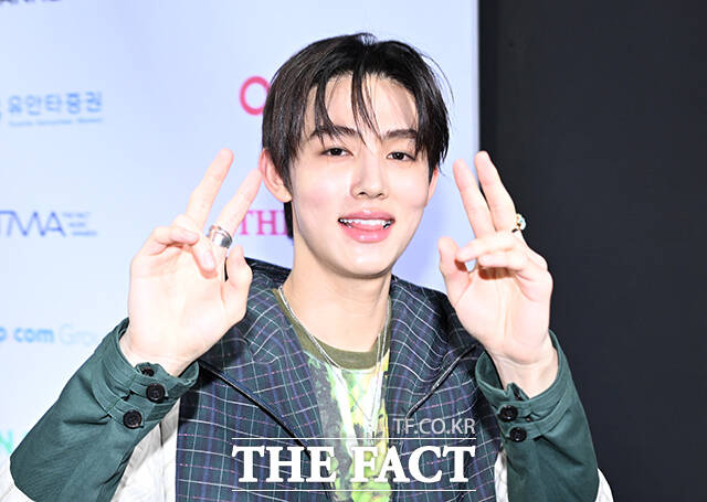 <더팩트>가 주최하고 팬앤스타와 UCW가 주관하는 ‘2026 더팩트 뮤직 어워즈(2026 THE FACT MUSIC AWARDS, TMA)’가 19일 오후 부산 연제구 부산아시아드주경기장에서 열린 가운데 코르티스 성현(위)과 건호가 블루카펫을 밟고 있다. /부산아시아드주경기장=박헌우 기자