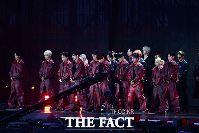 <더팩트>가 주최하고 팬앤스타와 UCW가 주관하는 ‘2026 더팩트 뮤직 어워즈(2026 THE FACT MUSIC AWARDS, TMA)’가 19일 오후 부산 연제구 부산아시아드주경기장에서 열린 가운데 그룹 싸이커스가 화려한 오프닝 무대를 펼치고 있다. /부산아시아드주경기장=남윤호 기자