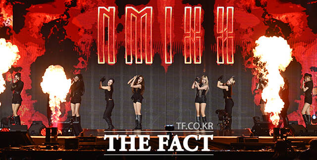<더팩트>가 주최하고 팬앤스타와 UCW가 주관하는 ‘2026 더팩트 뮤직 어워즈(2026 THE FACT MUSIC AWARDS, TMA)’가 19일 오후 부산 연제구 부산아시아드주경기장에서 열린 가운데 그룹 엔믹스가 화려한 무대를 펼치고 있다. /부산아시아드주경기장=남윤호 기자