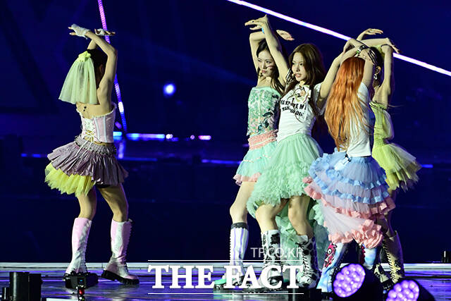 <더팩트>가 주최하고 팬앤스타와 UCW가 주관하는 ‘2026 더팩트 뮤직 어워즈(2026 THE FACT MUSIC AWARDS, TMA)’가 19일 오후 부산 연제구 부산아시아드주경기장에서 열린 가운데 그룹 키키가 화려한 무대를 펼치고 있다. /부산아시아드주경기장=남윤호 기자