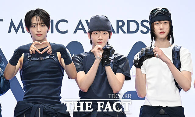 <더팩트>가 주최하고 팬앤스타와 UCW가 주관하는 ‘2026 더팩트 뮤직 어워즈(2026 THE FACT MUSIC AWARDS, TMA)’가 19일 오후 부산 연제구 부산아시아드주경기장에서 열린 가운데 그룹 아이딧(IDID)의 박성현과 백준혁, 김민재, 장용훈, 정세민, 박원빈, 추유찬(왼쪽부터)이 블루카펫을 밟고 있다. /부산아시아드주경기장=김성렬 기자