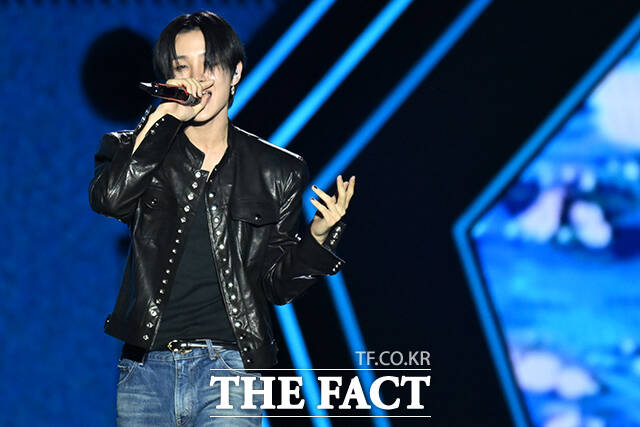 <더팩트>가 주최하고 팬앤스타와 UCW가 주관하는 ‘2026 더팩트 뮤직 어워즈(2026 THE FACT MUSIC AWARDS, TMA)’가 19일 오후 부산 연제구 부산아시아드주경기장에서 열린 가운데 그룹 부산즈(키키 지유, 트레저 지훈)가 화려한 무대를 펼치고 있다. /부산아시아드주경기장=남윤호 기자]