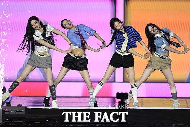 <더팩트>가 주최하고 팬앤스타와 UCW가 주관하는 ‘2026 더팩트 뮤직 어워즈(2026 THE FACT MUSIC AWARDS, TMA)’가 19일 오후 부산 연제구 부산아시아드주경기장에서 열린 가운데 그룹 아일릿이 화려한 무대를 펼치고 있다. /부산아시아드주경기장=남윤호 기자