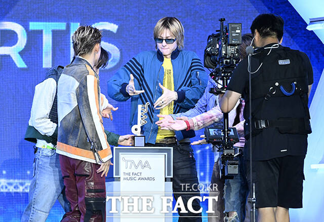 <더팩트>가 주최하고 팬앤스타와 UCW가 주관하는 ‘2026 더팩트 뮤직 어워즈(2026 THE FACT MUSIC AWARDS, TMA)’가 19일 오후 부산 연제구 부산아시아드주경기장에서 열린 가운데 그룹 코르티스 제임스와 성현, 마틴, 건호, 주훈(왼쪽부터)이 '올해의 아티스트' 상을 수상하고 있다. /부산아시아드주경기장=박헌우 기자