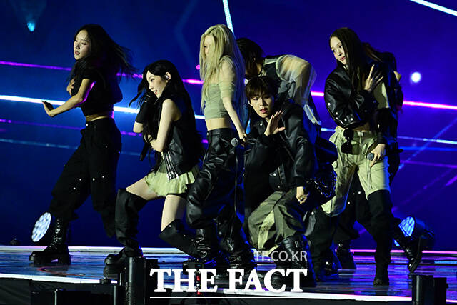 <더팩트>가 주최하고 팬앤스타와 UCW가 주관하는 ‘2026 더팩트 뮤직 어워즈(2026 THE FACT MUSIC AWARDS, TMA)’가 19일 오후 부산 연제구 부산아시아드주경기장에서 열린 가운데 그룹 올데이 프로젝트가 화려한 무대를 펼치고 있다. /부산아시아드주경기장=남윤호 기자]