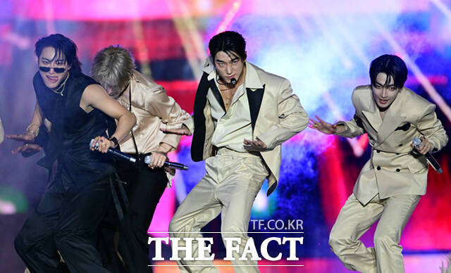 <더팩트>가 주최하고 팬앤스타와 UCW가 주관하는 ‘2026 더팩트 뮤직 어워즈(2026 THE FACT MUSIC AWARDS, TMA)’가 19일 오후 부산 연제구 부산아시아드주경기장에서 열린 가운데 가수 에이티즈(ATEEZ)가 화려한 무대를 펼치고 있다. /부산아시아드주경기장=이새롬 기자