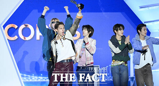 <더팩트>가 주최하고 팬앤스타와 UCW가 주관하는 ‘2026 더팩트 뮤직 어워즈(2026 THE FACT MUSIC AWARDS, TMA)’가 19일 오후 부산 연제구 부산아시아드주경기장에서 열린 가운데 그룹 코르티스의 성현과 건호, 제임스(왼쪽부터)가 '레코드 오브 더 이어'를 수상하고 있다. /부산아시아드주경기장=박헌우 기자