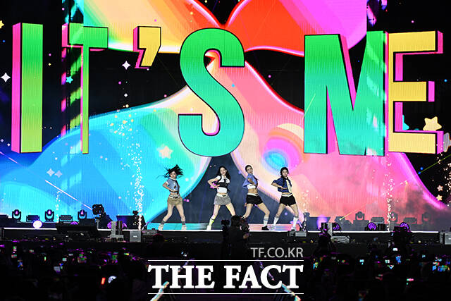 <더팩트>가 주최하고 팬앤스타와 UCW가 주관하는 ‘2026 더팩트 뮤직 어워즈(2026 THE FACT MUSIC AWARDS, TMA)’가 19일 오후 부산 연제구 부산아시아드주경기장에서 열린 가운데 그룹 아일릿이 화려한 무대를 펼치고 있다. /부산아시아드주경기장=남윤호 기자