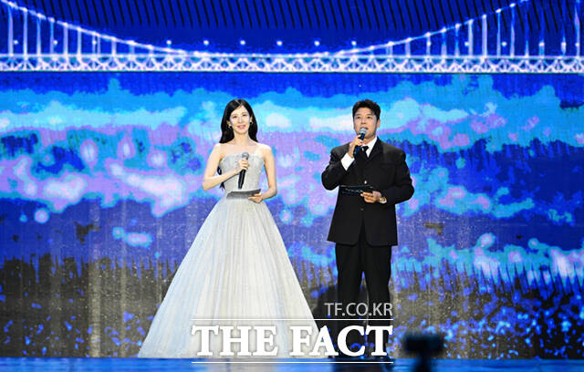 <더팩트>가 주최하고 팬앤스타와 UCW가 주관하는 ‘2026 더팩트 뮤직 어워즈(2026 THE FACT MUSIC AWARDS, TMA)’가 19일 오후 부산 연제구 부산아시아드주경기장에서 열린 가운데 소녀시대 서현(왼쪽)과 방송인 전현무가 진행을 하고 있다. /부산아시아드주경기장=이새롬 기자