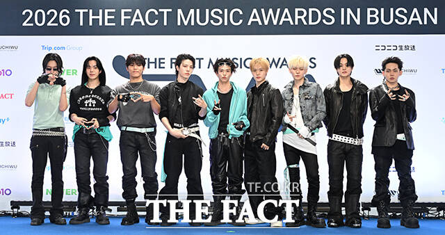 <더팩트>가 주최하고 팬앤스타와 UCW가 주관하는 ‘2026 더팩트 뮤직 어워즈(2026 THE FACT MUSIC AWARDS, TMA)’가 19일 오후 부산 연제구 부산아시아드주경기장에서 열린 가운데 그룹 트레저(TREASURE)의 하루토와 윤재혁, 박정우, 소정환, 아사히, 도영, 요시, 지훈, 최현석(왼쪽부터)이 블루카펫을 밟고 있다. /부산아시아드주경기장=김성렬 기자