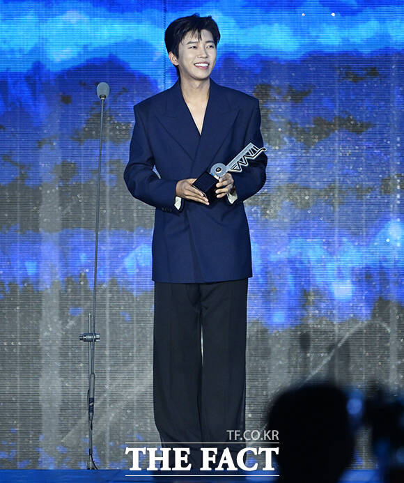 <더팩트>가 주최하고 팬앤스타와 UCW가 주관하는 ‘2026 더팩트 뮤직 어워즈(2026 THE FACT MUSIC AWARDS, TMA)’가 19일 오후 부산 연제구 부산아시아드주경기장에서 열린 가운데 가수 임영웅이 '인기상'을 수상한 뒤 소감을 밝히고 있다. /부산아시아드주경기장=박헌우 기자