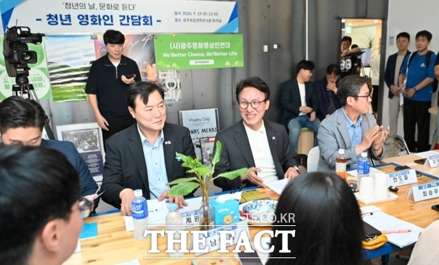 김민석 더불어민주당 대표가 광주를 방문해 지역 청년 영화인들과 간담회를 갖고 있다. /뉴시스