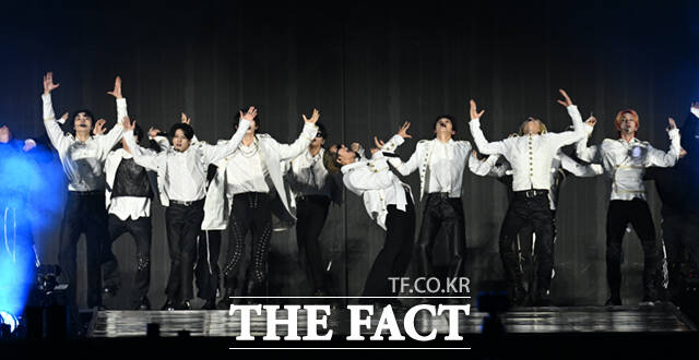 <더팩트>가 주최하고 팬앤스타와 UCW가 주관하는 ‘2026 더팩트 뮤직 어워즈(2026 THE FACT MUSIC AWARDS, TMA)’가 19일 오후 부산 연제구 부산아시아드주경기장에서 열린 가운데 그룹 싸이커스(xikers)가 화려한 무대를 펼치고 있다. /부산아시아드주경기장=이새롬 기자