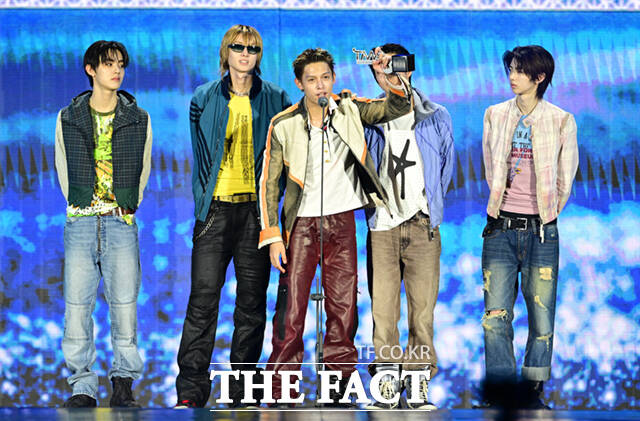 <더팩트>가 주최하고 팬앤스타와 UCW가 주관하는 ‘2026 더팩트 뮤직 어워즈(2026 THE FACT MUSIC AWARDS, TMA)’가 19일 오후 부산 연제구 부산아시아드주경기장에서 열린 가운데 그룹 코르티스(CORTIS)의 건호와 성현, 주훈, 제임스, 마틴(왼쪽부터)이 '대상 RECORD OF THE YEAR'를 수상한 뒤 소감을 밝히고 있다. /부산아시아드주경기장=이새롬 기자