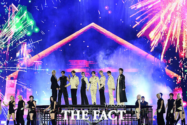 <더팩트>가 주최하고 팬앤스타와 UCW가 주관하는 ‘2026 더팩트 뮤직 어워즈(2026 THE FACT MUSIC AWARDS, TMA)’가 19일 오후 부산 연제구 부산아시아드주경기장에서 열린 가운데 그룹 에이티즈(ATEEZ) 성화와 우영, 종호, 여상, 산, 윤호, 홍중, 민기(왼쪽부터)가 화려한 무대를 펼치고 있다. /부산아시아드주경기장=남용희 기자