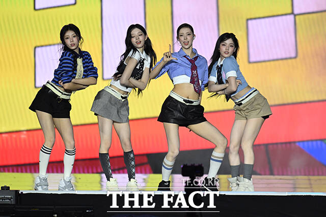 <더팩트>가 주최하고 팬앤스타와 UCW가 주관하는 ‘2026 더팩트 뮤직 어워즈(2026 THE FACT MUSIC AWARDS, TMA)’가 19일 오후 부산 연제구 부산아시아드주경기장에서 열린 가운데 그룹 아일릿이 화려한 무대를 펼치고 있다. /부산아시아드주경기장=남윤호 기자
