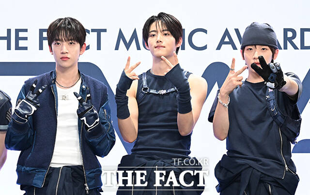 <더팩트>가 주최하고 팬앤스타와 UCW가 주관하는 ‘2026 더팩트 뮤직 어워즈(2026 THE FACT MUSIC AWARDS, TMA)’가 19일 오후 부산 연제구 부산아시아드주경기장에서 열린 가운데 그룹 아이딧(IDID)의 박성현과 백준혁, 김민재, 장용훈, 정세민, 박원빈, 추유찬(왼쪽부터)이 블루카펫을 밟고 있다. /부산아시아드주경기장=김성렬 기자