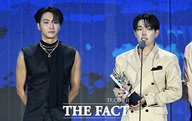 <더팩트>가 주최하고 팬앤스타와 UCW가 주관하는 ‘2026 더팩트 뮤직 어워즈(2026 THE FACT MUSIC AWARDS, TMA)’가 19일 오후 부산 연제구 부산아시아드주경기장에서 열린 가운데 그룹 에이티즈(ATEEZ)가 '대상 ICON OF THE YEAR'를 수상한 뒤 소감을 밝히고 있다. /부산아시아드주경기장=김성렬 기자