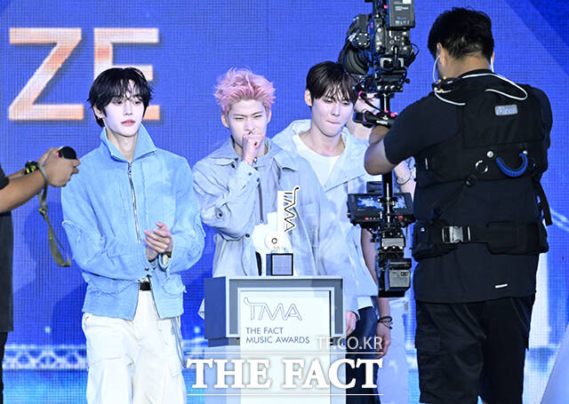 <더팩트>가 주최하고 팬앤스타와 UCW가 주관하는 ‘2026 더팩트 뮤직 어워즈(2026 THE FACT MUSIC AWARDS, TMA)’가 19일 오후 부산 연제구 부산아시아드주경기장에서 열린 가운데 그룹 라이즈의 쇼타로, 원빈, 앤톤, 소희, 은석, 성찬(왼쪽부터)이 '뮤즈 오브 더 이어'를 수상한 뒤 소감을 밝히고 있다. /부산아시아드주경기장=박헌우 기자