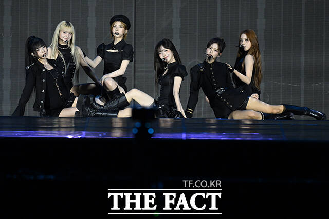 <더팩트>가 주최하고 팬앤스타와 UCW가 주관하는 ‘2026 더팩트 뮤직 어워즈(2026 THE FACT MUSIC AWARDS, TMA)’가 19일 오후 부산 연제구 부산아시아드주경기장에서 열린 가운데 그룹 엔믹스가 화려한 무대를 펼치고 있다. /부산아시아드주경기장=남윤호 기자