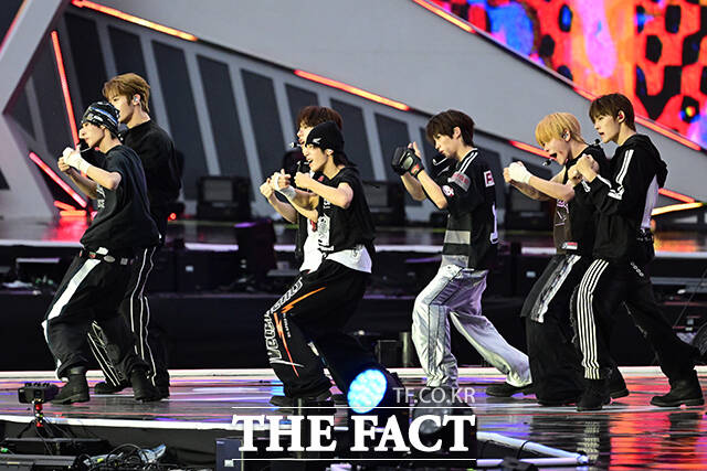<더팩트>가 주최하고 팬앤스타와 UCW가 주관하는 ‘2026 더팩트 뮤직 어워즈(2026 THE FACT MUSIC AWARDS, TMA)’가 19일 오후 부산 연제구 부산아시아드주경기장에서 열린 가운데 그룹 클로즈 유어 아이즈가 화려한 오프닝 무대를 펼치고 있다. /부산아시아드주경기장=남윤호 기자