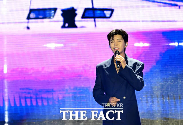 <더팩트>가 주최하고 팬앤스타와 UCW가 주관하는 ‘2026 더팩트 뮤직 어워즈(2026 THE FACT MUSIC AWARDS, TMA)’가 19일 오후 부산 연제구 부산아시아드주경기장에서 열린 가운데 가수 임영웅이 화려한 무대를 펼치고 있다. /부산아시아드주경기장=이새롬 기자