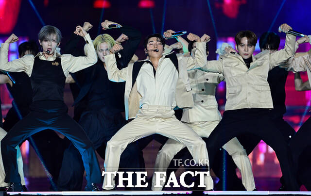 <더팩트>가 주최하고 팬앤스타와 UCW가 주관하는 ‘2026 더팩트 뮤직 어워즈(2026 THE FACT MUSIC AWARDS, TMA)’가 19일 오후 부산 연제구 부산아시아드주경기장에서 열린 가운데 가수 에이티즈(ATEEZ)가 화려한 무대를 펼치고 있다. /부산아시아드주경기장=이새롬 기자