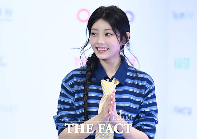 <더팩트>가 주최하고 팬앤스타와 UCW가 주관하는 ‘2026 더팩트 뮤직 어워즈(2026 THE FACT MUSIC AWARDS, TMA)’가 19일 오후 부산 연제구 부산아시아드주경기장에서 열린 가운데 아일릿 원희가 블루카펫을 밟고 있다. /부산아시아드주경기장=박헌우 기자