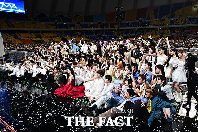 <더팩트>가 주최하고 팬앤스타와 UCW가 주관하는 ‘2026 더팩트 뮤직 어워즈(2026 THE FACT MUSIC AWARDS, TMA)’가 19일 오후 부산 연제구 부산아시아드주경기장에서 열린 가운데 출연진이 기념촬영을 하고 있다. /부산아시아드주경기장=박헌우 기자