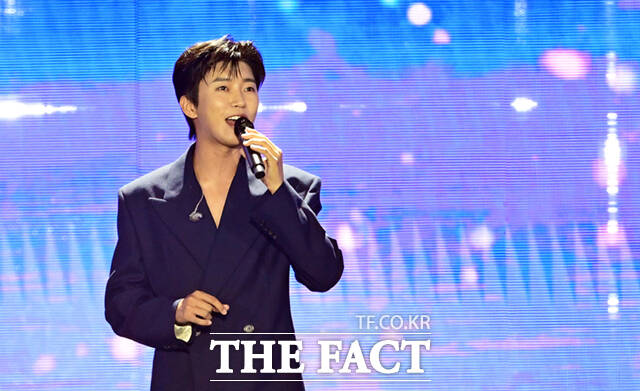 <더팩트>가 주최하고 팬앤스타와 UCW가 주관하는 ‘2026 더팩트 뮤직 어워즈(2026 THE FACT MUSIC AWARDS, TMA)’가 19일 오후 부산 연제구 부산아시아드주경기장에서 열린 가운데 가수 임영웅이 화려한 무대를 펼치고 있다. /부산아시아드주경기장=이새롬 기자