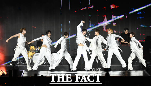 <더팩트>가 주최하고 팬앤스타와 UCW가 주관하는 ‘2026 더팩트 뮤직 어워즈(2026 THE FACT MUSIC AWARDS, TMA)’가 19일 오후 부산 연제구 부산아시아드주경기장에서 열린 가운데 그룹 클로즈 유어 아이즈(CLOSE YOUR EYES)가 화려한 무대를 펼치고 있다. /부산아시아드주경기장=이새롬 기자