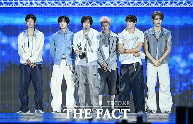 <더팩트>가 주최하고 팬앤스타와 UCW가 주관하는 ‘2026 더팩트 뮤직 어워즈(2026 THE FACT MUSIC AWARDS, TMA)’가 19일 오후 부산 연제구 부산아시아드주경기장에서 열린 가운데 그룹 라이즈의 쇼타로, 원빈, 앤톤, 소희, 은석, 성찬(왼쪽부터)이 '뮤즈 오브 더 이어'를 수상한 뒤 소감을 밝히고 있다. /부산아시아드주경기장=박헌우 기자
