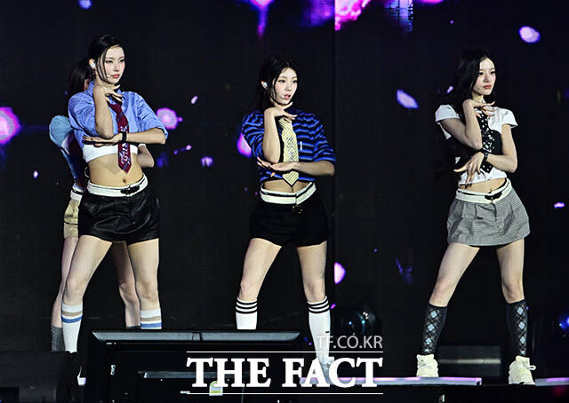 <더팩트>가 주최하고 팬앤스타와 UCW가 주관하는 ‘2026 더팩트 뮤직 어워즈(2026 THE FACT MUSIC AWARDS, TMA)’가 19일 오후 부산 연제구 부산아시아드주경기장에서 열린 가운데 아일릿(ILLIT)이 화려한 무대를 펼치고 있다. /부산아시아드주경기장=배정한 기자