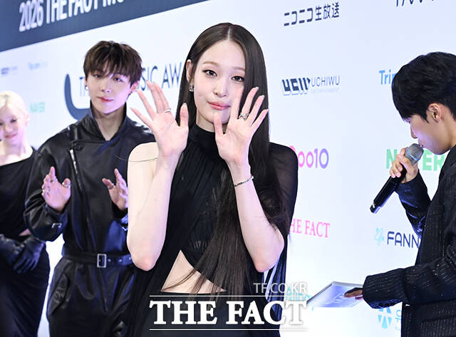 <더팩트>가 주최하고 팬앤스타와 UCW가 주관하는 ‘2026 더팩트 뮤직 어워즈(2026 THE FACT MUSIC AWARDS, TMA)’가 19일 오후 부산 연제구 부산아시아드주경기장에서 열린 가운데 올데이 프로젝트 애니가 블루카펫을 밟고 있다. /부산아시아드주경기장=박헌우 기자