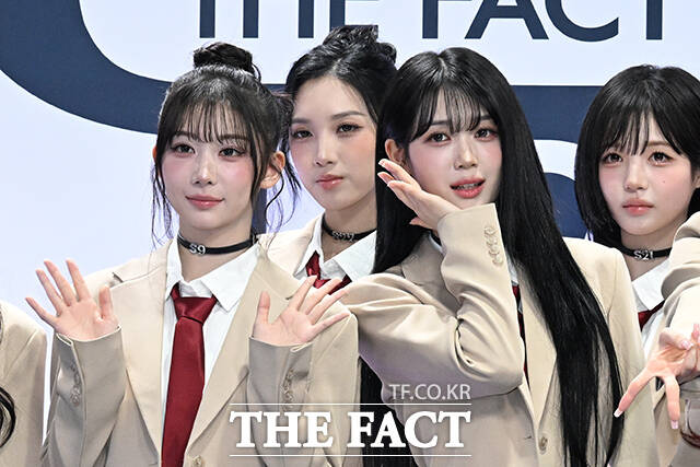<더팩트>가 주최하고 팬앤스타와 UCW가 주관하는 ‘2026 더팩트 뮤직 어워즈(2026 THE FACT MUSIC AWARDS, TMA)’가 19일 오후 부산 연제구 부산아시아드주경기장에서 열린 가운데 그룹 트리플에스(tripleS)의 지연과 서아, 설린, 채원, 시온, 하연, 주빈, 린, 마유, 신위, 소현, 니엔, 서연, 혜린, 지우, 채연, 유연, 수민, 나경, 유빈, 카에데, 다현, 코토네, 연지(왼쪽 위부터 시계 방향으로)가 블루카펫을 밟고 있다. /부산아시아드주경기장=김성렬 기자