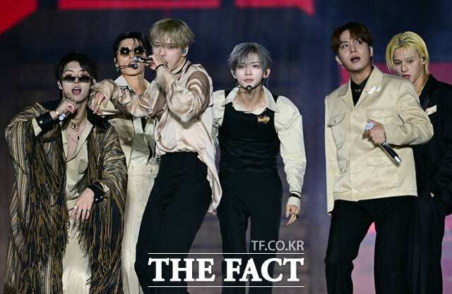 <더팩트>가 주최하고 팬앤스타와 UCW가 주관하는 ‘2026 더팩트 뮤직 어워즈(2026 THE FACT MUSIC AWARDS, TMA)’가 19일 오후 부산 연제구 부산아시아드주경기장에서 열린 가운데 가수 에이티즈(ATEEZ)가 화려한 무대를 펼치고 있다. /부산아시아드주경기장=이새롬 기자