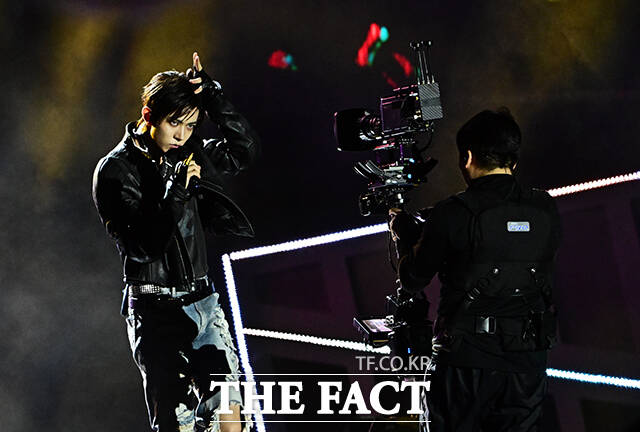 <더팩트>가 주최하고 팬앤스타와 UCW가 주관하는 ‘2026 더팩트 뮤직 어워즈(2026 THE FACT MUSIC AWARDS, TMA)’가 19일 오후 부산 연제구 부산아시아드주경기장에서 열린 가운데 에반(EVAN)이 화려한 무대를 펼치고 있다. /부산아시아드주경기장=배정한 기자