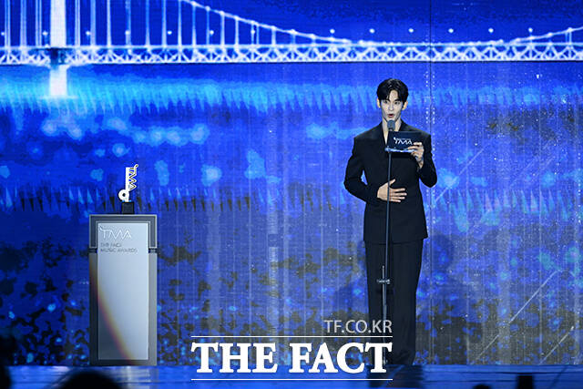 [더팩트ㅣ부산아시아드주경기장=박헌우 기자] <더팩트>가 주최하고 팬앤스타와 UCW가 주관하는 ‘2026 더팩트 뮤직 어워즈(2026 THE FACT MUSIC AWARDS, TMA)’가 19일 오후 부산 연제구 부산아시아드주경기장에서 열린 가운데 시상자로 나선 배우 김수현이 인사말을 하고 있다. /부산아시아드주경기장=박헌우 기자