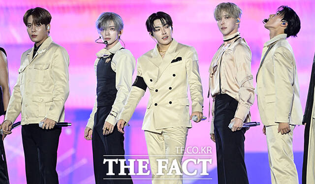 <더팩트>가 주최하고 팬앤스타와 UCW가 주관하는 ‘2026 더팩트 뮤직 어워즈(2026 THE FACT MUSIC AWARDS, TMA)’가 19일 오후 부산 연제구 부산아시아드주경기장에서 열린 가운데 가수 에이티즈(ATEEZ)가 화려한 무대를 펼치고 있다. /부산아시아드주경기장=김성렬 기자