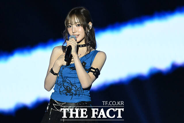 <더팩트>가 주최하고 팬앤스타와 UCW가 주관하는 ‘2026 더팩트 뮤직 어워즈(2026 THE FACT MUSIC AWARDS, TMA)’가 19일 오후 부산 연제구 부산아시아드주경기장에서 열린 가운데 그룹 부산즈(키키 지유, 트레저 지훈)가 화려한 무대를 펼치고 있다. /부산아시아드주경기장=남윤호 기자]