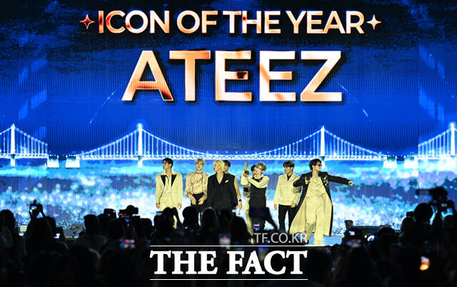 <더팩트>가 주최하고 팬앤스타와 UCW가 주관하는 ‘2026 더팩트 뮤직 어워즈(2026 THE FACT MUSIC AWARDS, TMA)’가 19일 오후 부산 연제구 부산아시아드주경기장에서 열린 가운데 그룹 에이티즈(ATEEZ)가 '대상 ICON OF THE YEAR'를 수상한 뒤 소감을 밝히고 있다. /부산아시아드주경기장=이새롬 기자