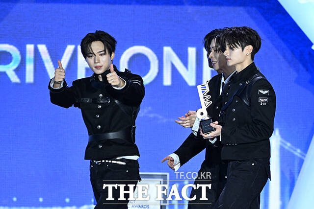 <더팩트>가 주최하고 팬앤스타와 UCW가 주관하는 ‘2026 더팩트 뮤직 어워즈(2026 THE FACT MUSIC AWARDS, TMA)’가 19일 오후 부산 연제구 부산아시아드주경기장에서 열린 가운데 그룹 알파드라이브원의 상원(왼쪽)과 준서가 '올해의 아티스트' 상을 수상하고 있다. /부산아시아드주경기장=박헌우 기자