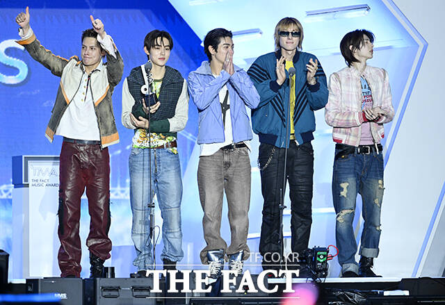 <더팩트>가 주최하고 팬앤스타와 UCW가 주관하는 ‘2026 더팩트 뮤직 어워즈(2026 THE FACT MUSIC AWARDS, TMA)’가 19일 오후 부산 연제구 부산아시아드주경기장에서 열린 가운데 그룹 코르티스 제임스와 성현, 마틴, 건호, 주훈(왼쪽부터)이 '올해의 아티스트' 상을 수상하고 있다. /부산아시아드주경기장=박헌우 기자