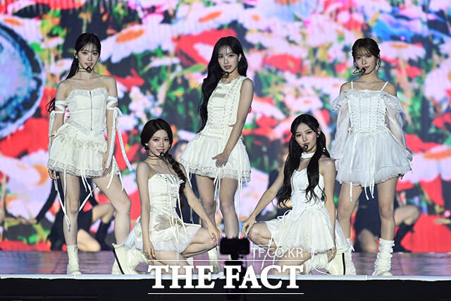 <더팩트>가 주최하고 팬앤스타와 UCW가 주관하는 ‘2026 더팩트 뮤직 어워즈(2026 THE FACT MUSIC AWARDS, TMA)’가 19일 오후 부산 연제구 부산아시아드주경기장에서 열린 가운데 그룹 리센느가 화려한 무대를 펼치고 있다. /부산아시아드주경기장=남윤호 기자