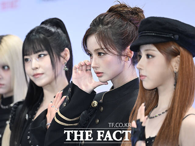 <더팩트>가 주최하고 팬앤스타와 UCW가 주관하는 ‘2026 더팩트 뮤직 어워즈(2026 THE FACT MUSIC AWARDS, TMA)’가 19일 오후 부산 연제구 부산아시아드주경기장에서 열린 가운데 엔믹스 해원(왼쪽)과 설윤이 블루카펫을 밟고 있다. /부산아시아드주경기장=박헌우 기자